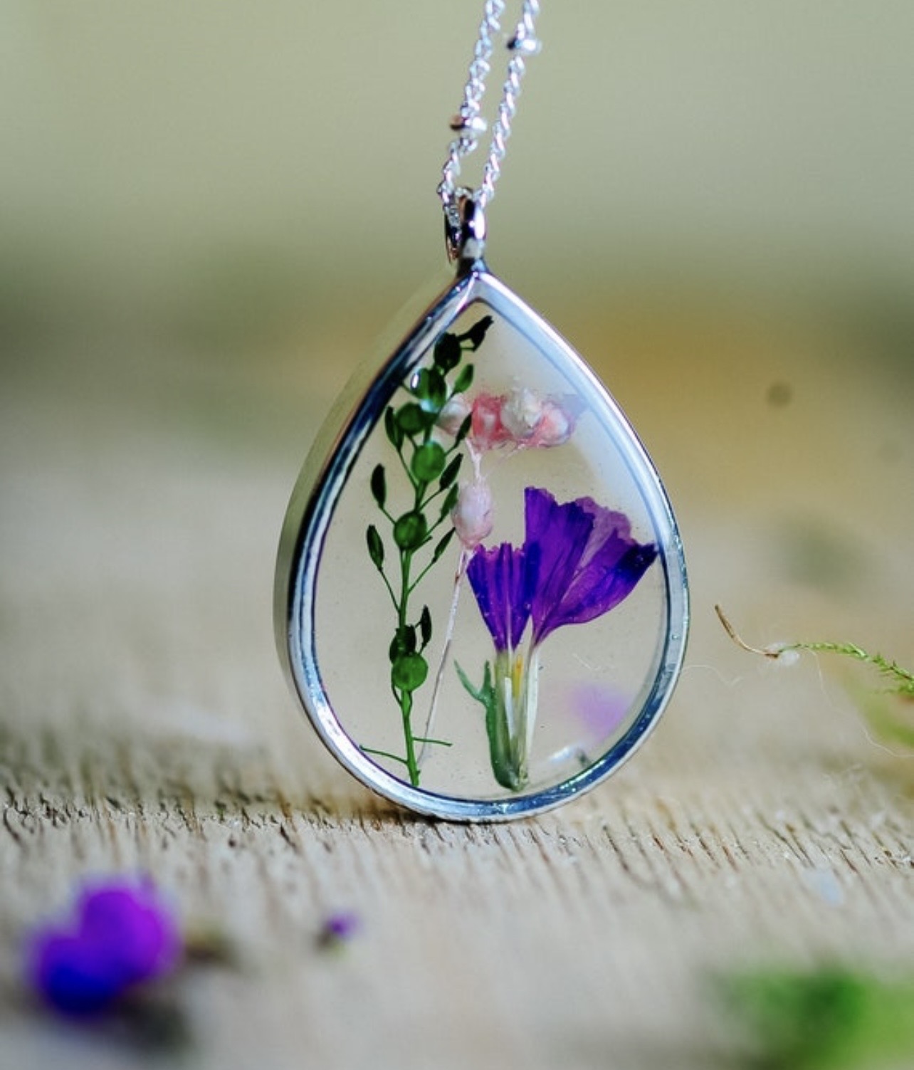 resin-jewlery-with-purple-flower